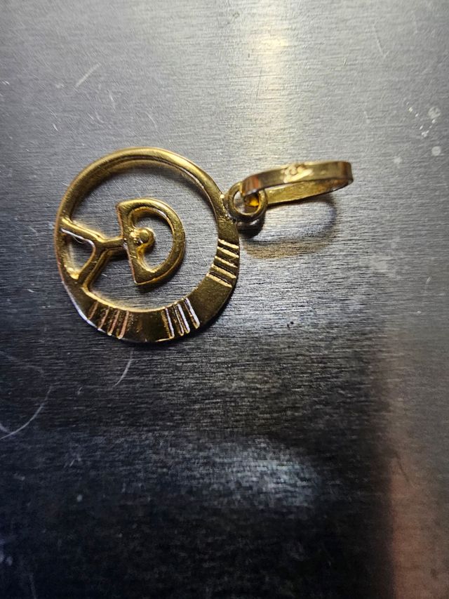 Colgante oro 18 kilates ocasion 0.70 de peso