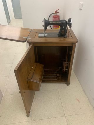 Máquina coser Alfa antigua