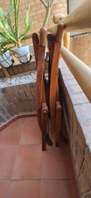 2 SILLAS DE TEKA PLEGABLES