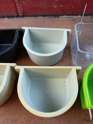 VENDO 6 COMEDEROS PARA GUACAMAYOS, YACOS.A 2€/Und
