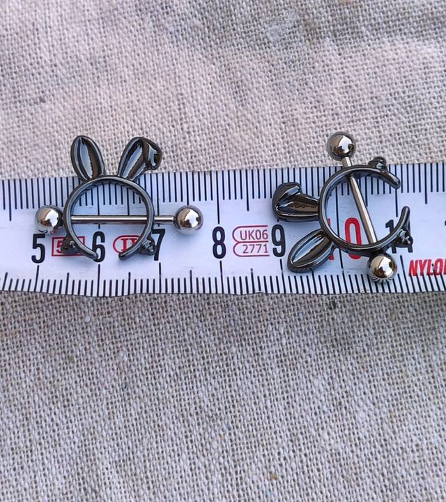 Piercing de pezón con diseño de conejo