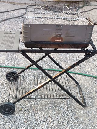 Barbacoa negra con ruedas