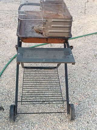 Barbacoa negra con ruedas