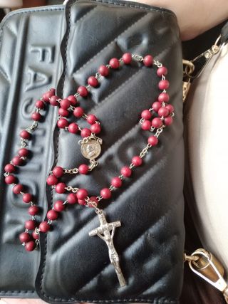 Rosario rojo con medallita de Juan Carlos