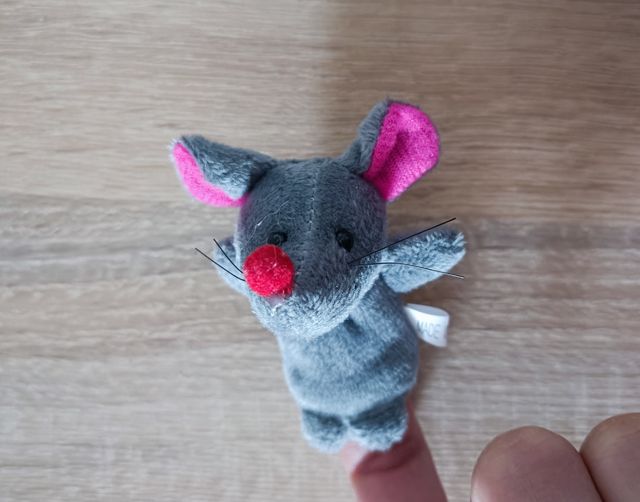 Marioneta dedo ratón gris