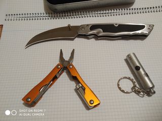 Set herramientas: Navaja, alicate, linterna