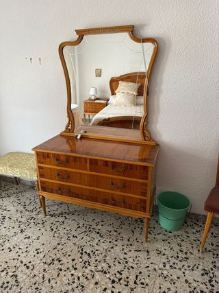 Cómoda antigua de madera