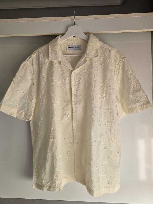 Camisa Bershka blanca bordada de segunda mano por 17 EUR en