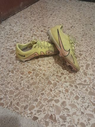 Botas Nike amarillas fútbol