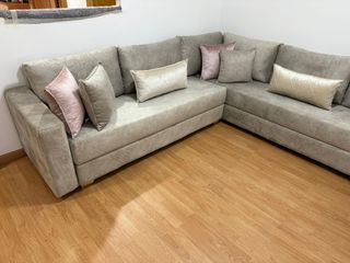 Sofá rinconero gris y dorado