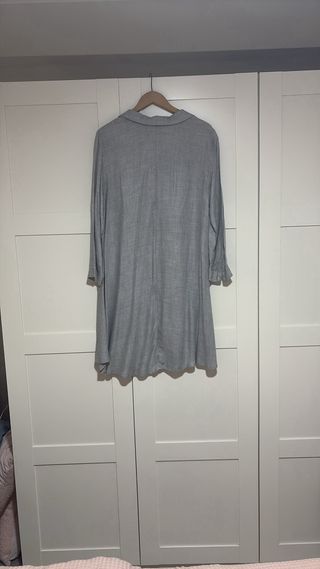 Vestido gris con perlas