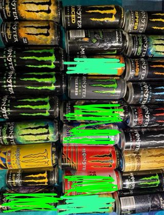 Latas Monster Energy.