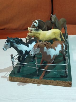 Lote animales y recinto con caballos