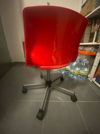 Silla giratoria roja