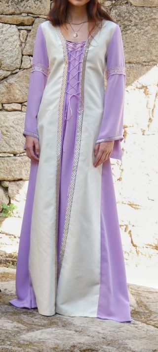Vestido medieval blanco y lila