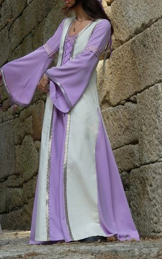 Vestido medieval blanco y lila