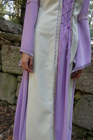 Vestido medieval blanco y lila