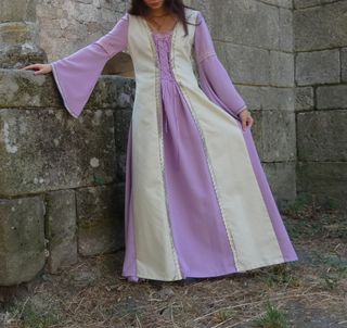 Vestido medieval blanco y lila