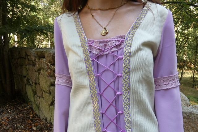 Vestido medieval blanco y lila