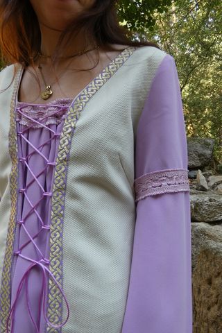 Vestido medieval blanco y lila