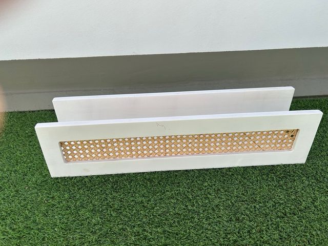 Estante blanco con ratán