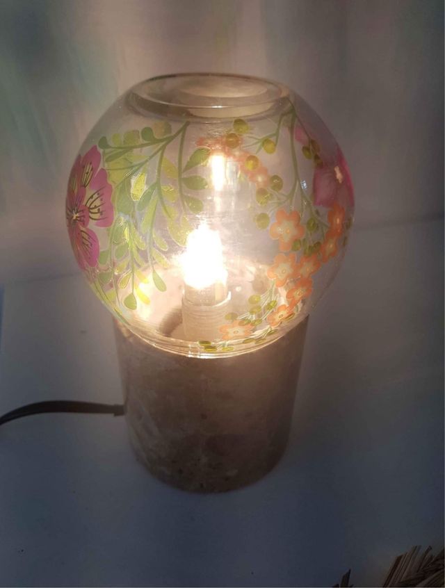 Lámpara de piedra y cristal multicolor