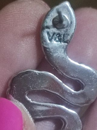 Preciosos pendientes con forma de serpiente.
