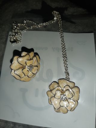 Conjunto collar y pendientes beige