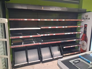 Estanterías metálicas negras para supermercado