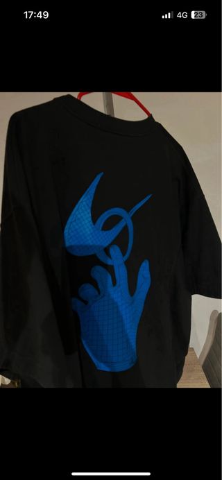 Camiseta Nike negra y azul