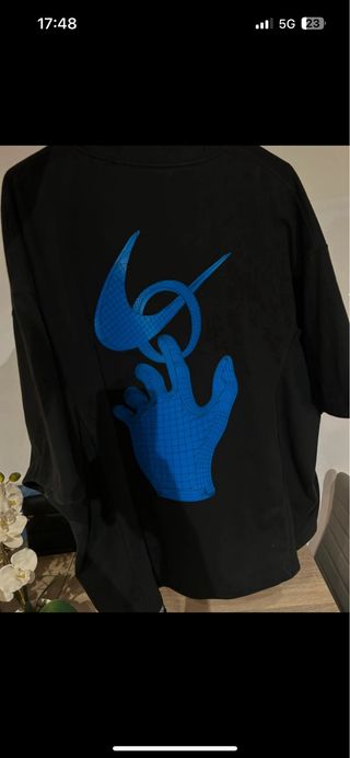 Camiseta Nike negra y azul
