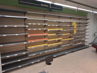Estanterías de madera y metal