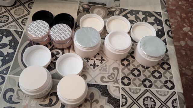 Polvos de acrílico y de varios colores y de forma