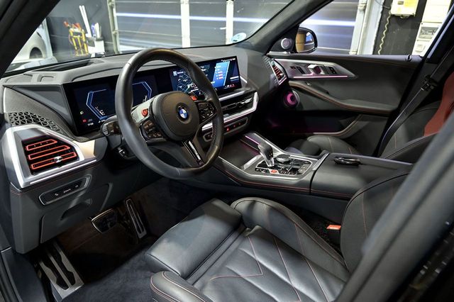 BMW XM    550 kW 748 CV Label Red 