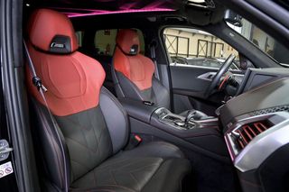 BMW XM    550 kW 748 CV Label Red 