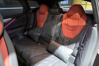 BMW XM    550 kW 748 CV Label Red 