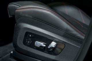 BMW XM    550 kW 748 CV Label Red 