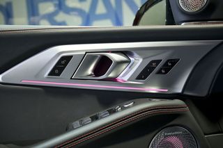 BMW XM    550 kW 748 CV Label Red 