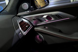 BMW XM    550 kW 748 CV Label Red 