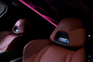 BMW XM    550 kW 748 CV Label Red 