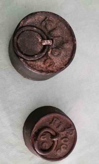 Pesas de balanza antigua (2 uds.) 1 kg y 1/2 kg