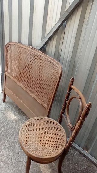 Cabecero y silla mimbre marrón