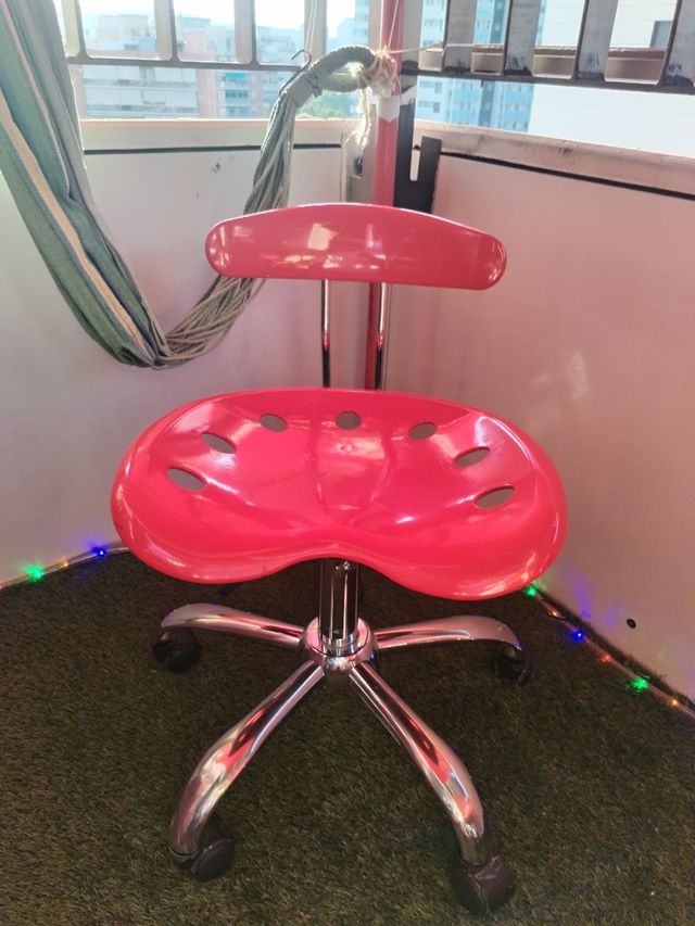 Silla giratoria roja