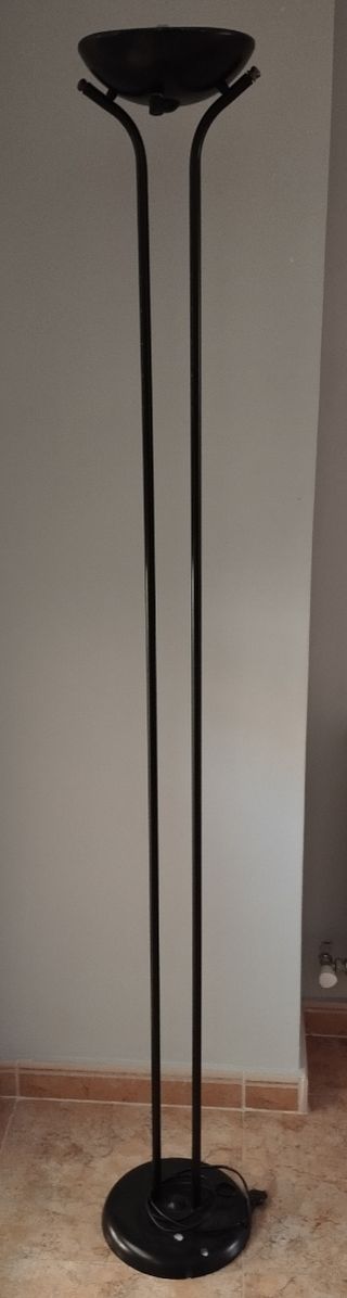 Lámpara pie metal negra