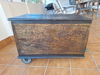 Baúl antiguo madera tallada