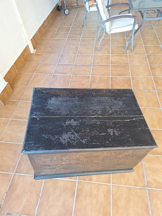 Baúl antiguo madera tallada