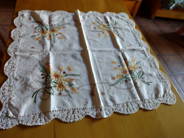 Tovaglia centrino 75x75 cm ricamata a mano