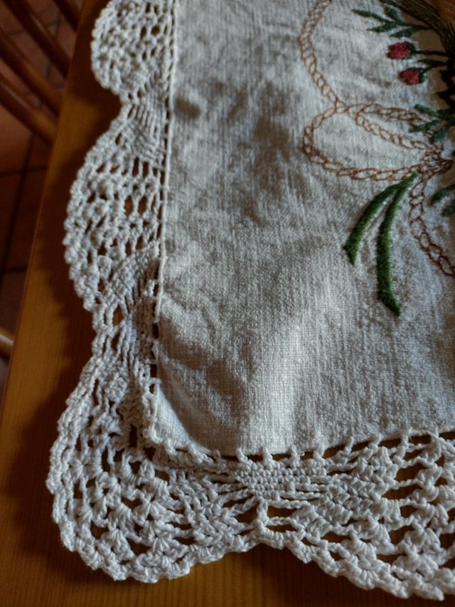 Tovaglia centrino 75x75 cm ricamata a mano