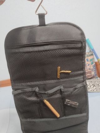 Necesser de viaje negro con gancho