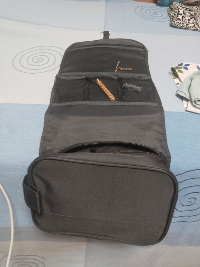 Necesser de viaje negro con gancho